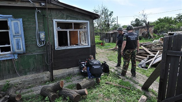 Rut specialist vyetuj explozi ukrajinskho grantu v ruskm msteku Donck (13. ervence 2014)
