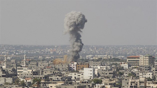 Sloup dmu nad Gaza City po vzdunm toku izraelsk armdy (16. ervence 2014)