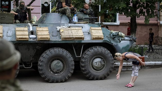 Obyvatelka Slavjansku se klan ukrajinskm vojkm (15. ervence 2014)