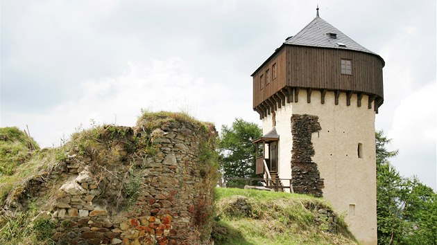 V Bochově ve čtvrtek oficiálně začala obnova a rekonstrukce zříceniny hradu Hartenštejn. Vpravo už dříve opravená, tzv. Karlovarská věž, vlevo torzo spodní části druhé věže.