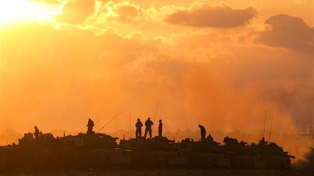 Izraelt vojci stoj na tancch (19. ervence 2014).