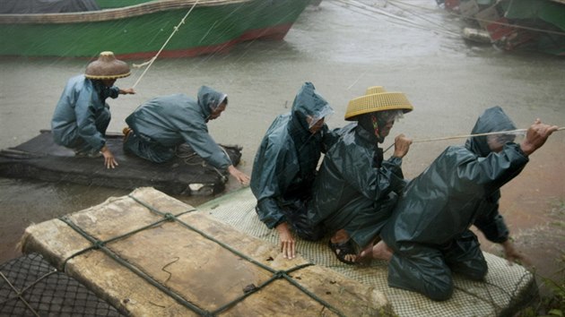 Rybi jsou dopravovni na bezpenj msto pot, co jihonskou provincii Kuang Tung zashl tajfun (18. ervence 2014)