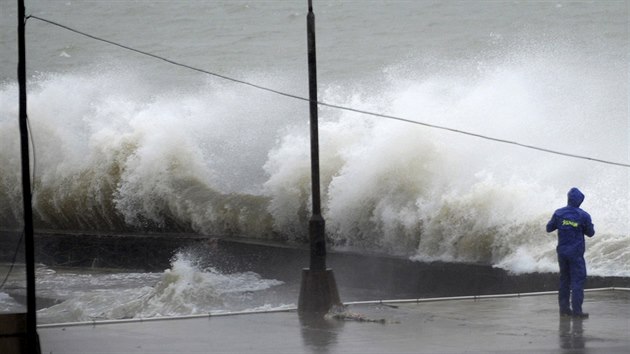 Mu se kouk na vlny pot, co jihonskou provincii Kuang Tung zashl tajfun (18. ervence 2014).