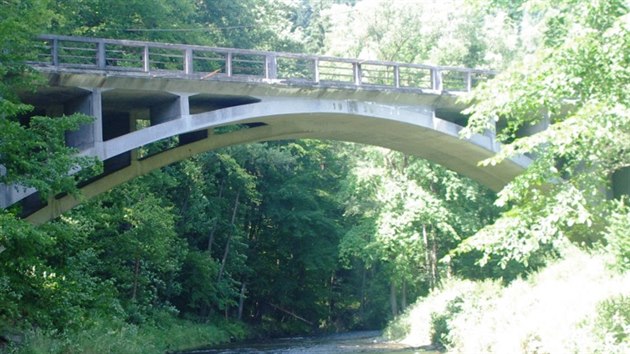 Most, kter soused se splovskou hydroelektrrnou, vznikal v neklidn dob pedvlenho vzept let 1936 a 1938.