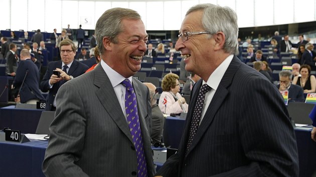 Jean-Claude Juncker pi rozprav s ldrem strany UKIP Nigelem Faragem (15. ervence)