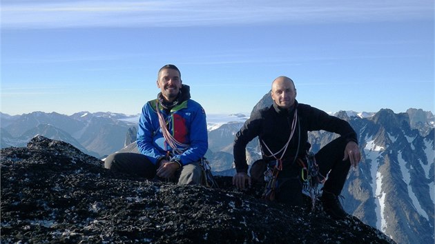 nava a spokojenost. Tom Bardas a Josef Novotn na vrcholu Ulamertorsuaq