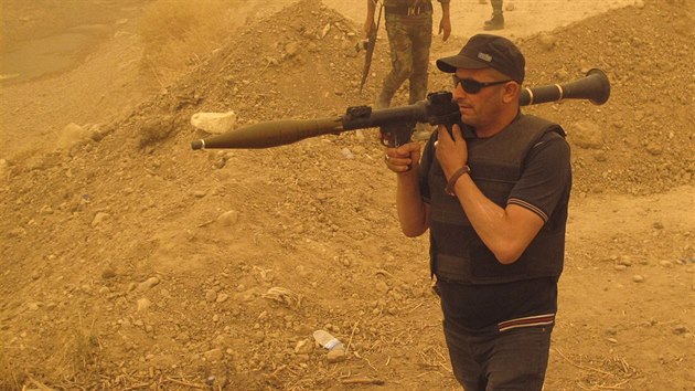 Pslunci itskch milic loajlnch duchovnmu Muktadu al-Sadrovi se astn boj s ozbrojenci z Islmskho sttu nedaleko msta Samarra (13. ervence 2014).
