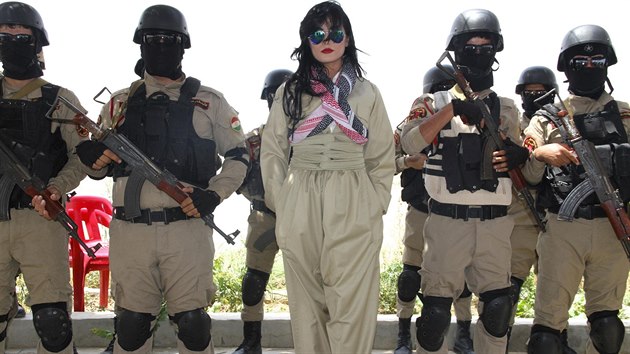 Kurdsk popov hvzda Helly Luv navtvila leny kurdskch milic na jejich zkladn (5. ervence 2014).