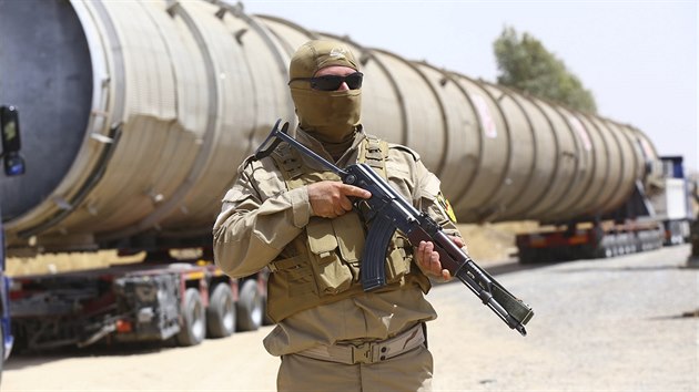 len kurdskch milic str nadmrn pevoz mc do rafinerie na pedmst Irbli (14. ervence 2014).