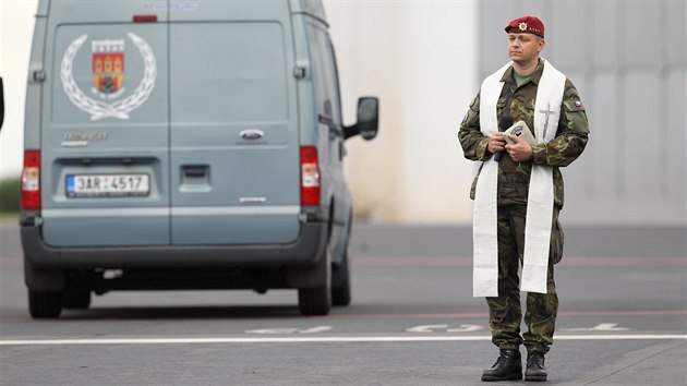 Armádní kaplan Petr Fiala při příletu vojenského speciálu s ostatky čtyř padlých českých vojáků. (10. července 2014)