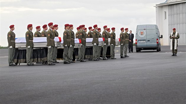 Ostatky čtyř českých vojáků, kteří padli v úterý v Afghánistánu, dorazily na vojenské letiště v Kbelích. (10. července 2014)