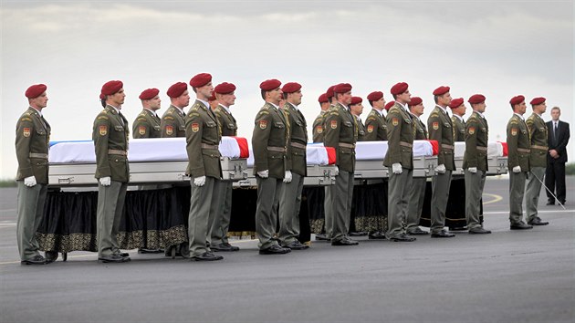 Ostatky ty eskch vojk, kte padli v ter v Afghnistnu, dorazily na vojensk letit v Kbelch. (10. ervence 2014)