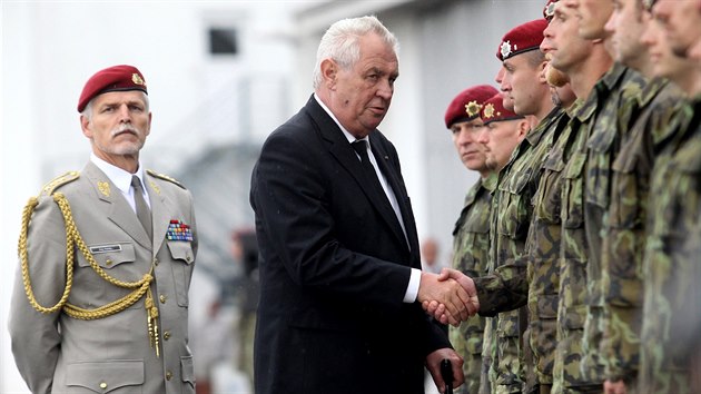 Při pietní akci na vojenském letišti v Kbelích byl i český prezident Miloš Zeman. (10. července 2014)