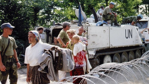 Uprchlick tbor nedaleko bosensk Srebrenici hldali vojci z Nizozemska. (1995)