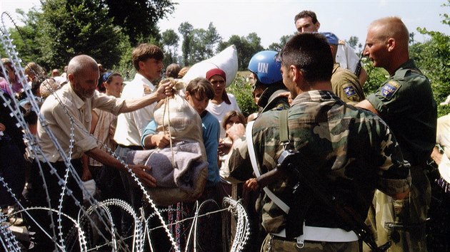 Uprchlick tbor nedaleko bosensk Srebrenici hldali vojci ze vdska a Nizozemska. (ervenec 1995)