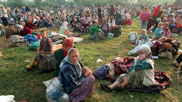 eny a dti z uprchlickho tbora nedaleko bosensk Srebrenici. (ervenec 1995)