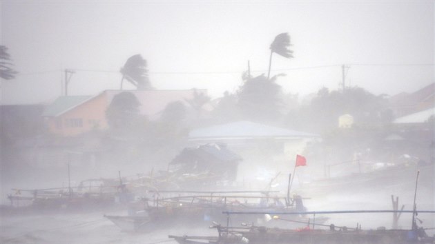 Tajfun doprovzel vtr o rychlosti a 250 kilometr za hodinu.