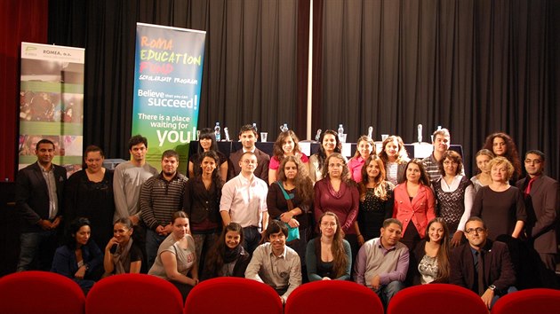 Romští vysokoškoláci na setkání stipendistů ve Francouzském institutu v Praze v listopadu 2013.