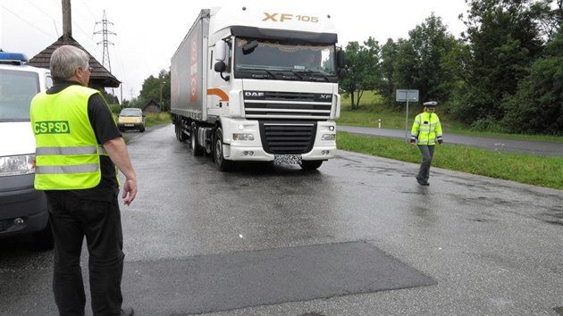 Na horskm sedle Pindula na pomez Novojinska a Vsetnska proly kamiony dkladnou kontrolou. (9. ervence 2014)