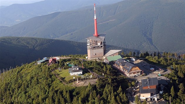 Vrchol Lys hory. Nepehldnuteln vysla dopluj napklad sdlo Horsk sluby (vlevo se ikmou stechou), meteorologick stanice (bl budova), budovan hotel Maraton (nejvt stavba blzko vyslae) a obnovovan Bezruova chata Klubu eskch turist (stavba nejble).