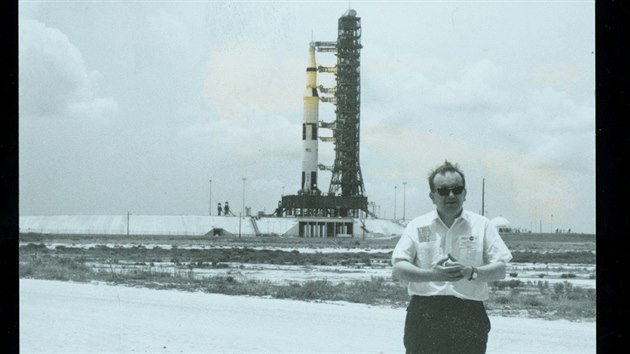 Autor přímo v Kennedyho vesmírném středisku, půl kilometru před soulodím Saturn 5-Apollo 11 den před startem.
