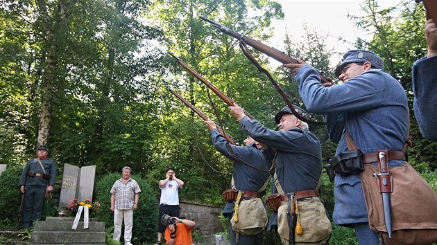 V Lipnici nad Sázavou se koná festival Haškova Lipnice, Švejkologové na něm vybírají na vznik sochy dobrého vojáka. (19. července 2014)
