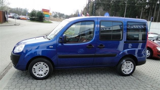 Poheovan taxik jezd tmto automobilem znaky Fiat Doblo.