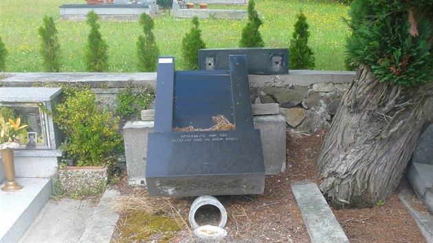 Po řádění vandalů na hřbitově v Táboře - Čekanicích zůstalo několik hrobů povalených.