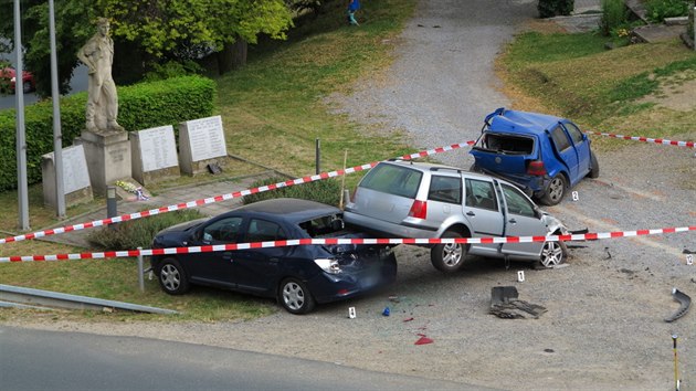 Kurizn nehoda se stala ve tvrtek 10. ervence ve Vininch umicch na Brnnsku. Auto jedouc z kopce tam vletlo do tech zaparkovanch aut a znan je pokodilo.