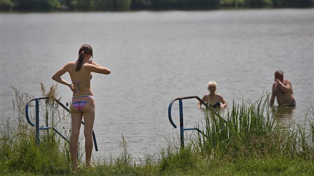 Do Pávovského rybníka se kvůli kvalitě vody odváží málokdo.