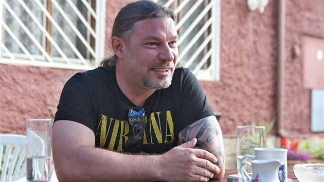 Petr Kolář odpovídá na otázky redaktora MF DNES na dvorku stavení muzikanta Miloše DoDo Doležala v Žirovnici na Pelhřimovsku.