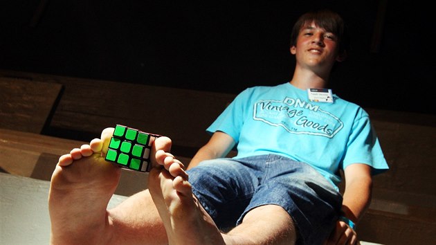 Tom Novotn zvtzil ve skldn Rubikovy kostky nohama