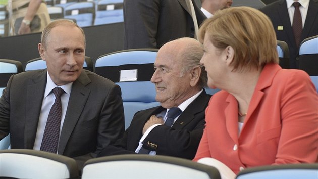 VE VIP LӎI. Mezi vznamnmi hosty finlovho zpasu byli nmeck kanclka Angela Merkelov a rusk prezident Vladimir Putin. Mezi nimi sed Sepp Blatter, f Mezinrodn fotbalov federace FIFA.