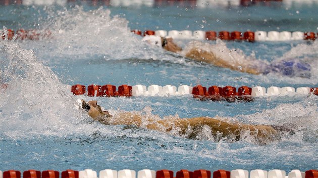 Michael Phelps (vlevo) a Ryan Lochte na mtinku v Athens na znakask stovce. 