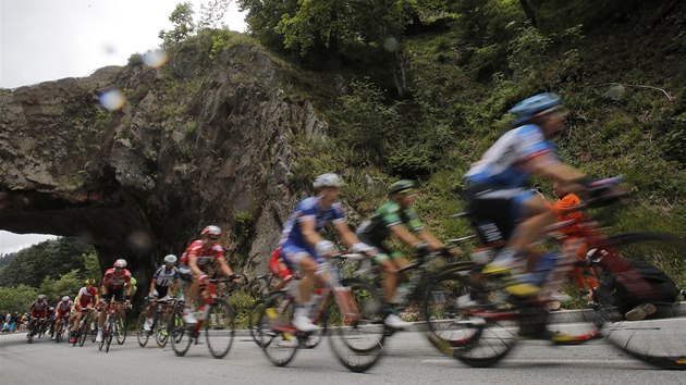 PRJEZD SKALNATM TUNELEM. Peloton v devt etap Tour de France. 