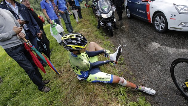 ROZBIT TRETRA. Alberto Contador po pdu v dest etap Tour de France st ztrty. 