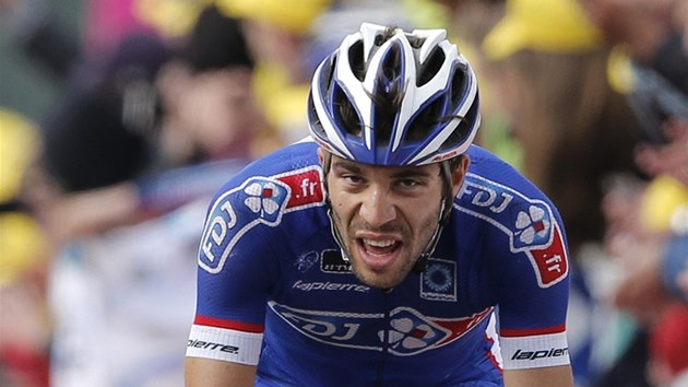 KONEN V CLI. Thibault Pinot m ke konci dest etapy Tour de France jako druh v poad. 