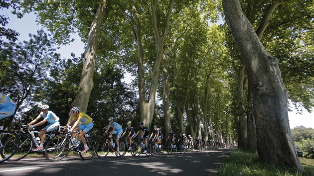 MILOSRDN STN. Vincenzo Nibali ukryt v pelotonu ve dvanct etap Tour de France.  