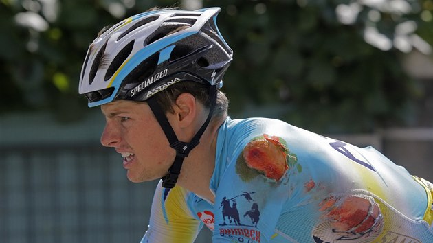 OKLIV POMLCEN. Jakob Fuglsang se po pdu ve tinct etap Tour de France pokou  dohnat peloton. 