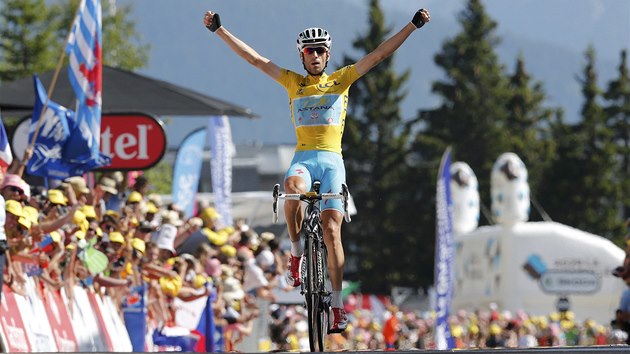 ALPSK VRCHOL JE DOBYT. Vincenzo Nibali vtz ve tinct etap Tour de France. 