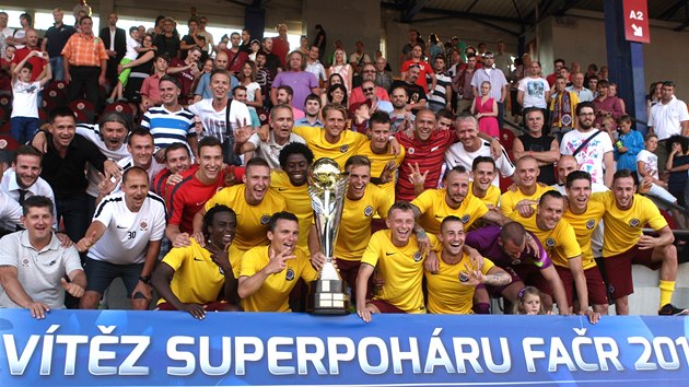 DAL TRIUMF. Fotbalist Sparty s trofej pro vtze Superpohru. 