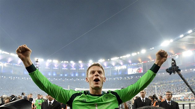 Nmeck brank Manuel Neuer se raduje z titulu mistr svta.