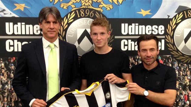 Talentovaný Jakub Jankto pózuje s dresem Udinese Calcio. Vpravo hráv manaer...