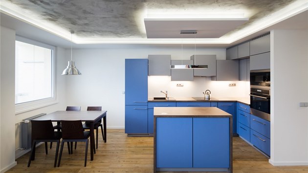 Betonová strka na strop vypadá v kombinaci s modro-edou kuchyní velmi dobe....