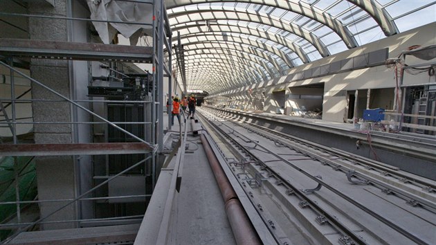 V budoucí konečné stanici Motol je podobné kolejiště jako na Hlavním nádraží. Stanici ovšem opustíte netypicky. Výtahem, nebo po schodišti zamíříte dolů.