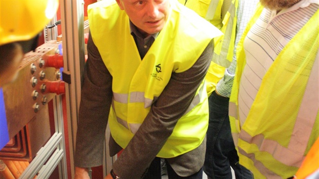 Tenhle mdný kapel bude elektinou napájet soupravy ve stanici Petiny....