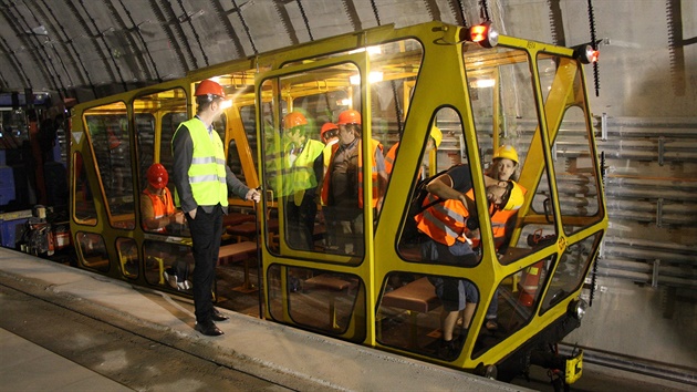 Mufka neboli Motorov Univerzln Vozk zatm v tunelech novho metra nahrazuje soupravy.