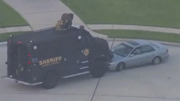 Na zbru z vrtulnku policie zablokovala auto, ve kterm sedl mu podezel z estinsobn vrady v texaskm Spring.