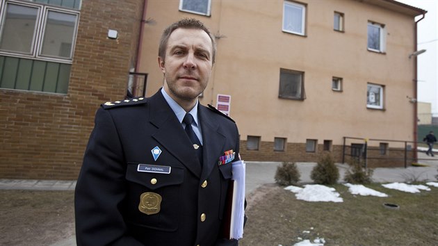 Generální ředitel Vězeňské služby ČR plukovník Mgr. Petr Dohnal před věznicí Drahonice (26.3.2013)