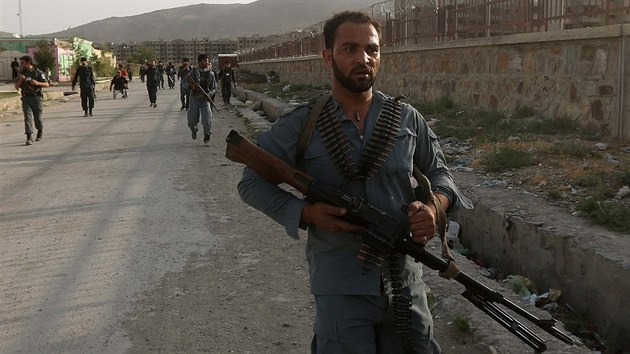 Afghnsk policie zasahuje u kbulskho letit (17. ervence 2014)